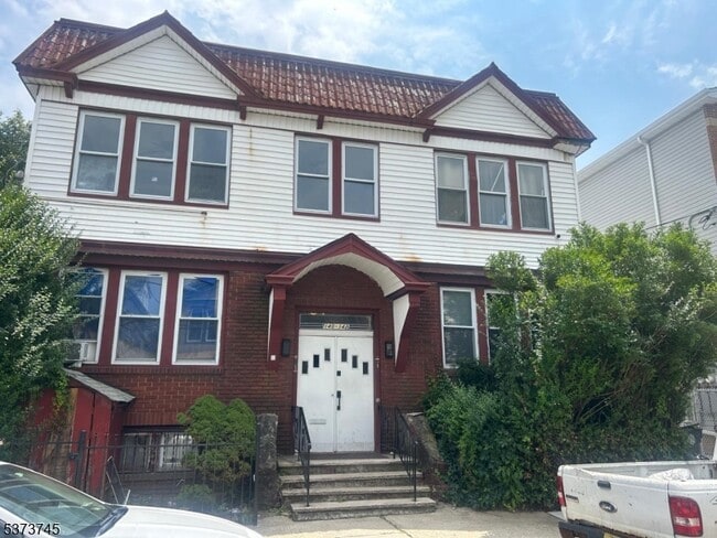 Primary Photo - 140 Leslie St