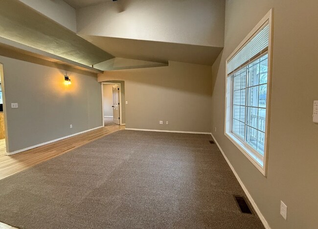 Building Photo - 2901 N Valam Ave