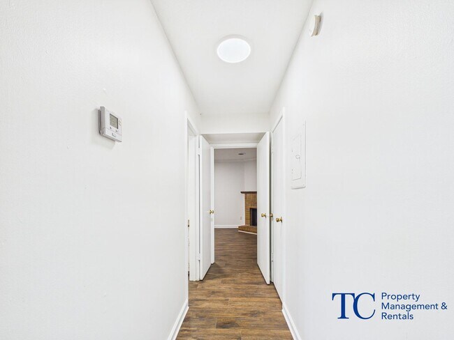 Building Photo - 8 Davidfield Cove