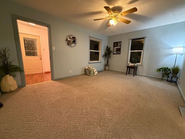 Building Photo - 3 bed, 1 bath home in Evansdale.