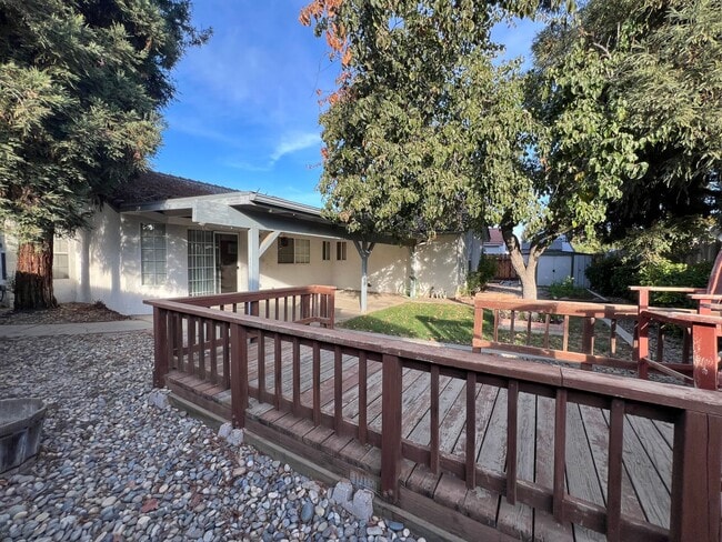 Building Photo - Cute, well -maintained home