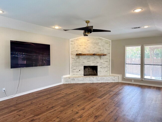 Building Photo - 3 Bed / 2 Bath / 2 Car Gargae / Pool