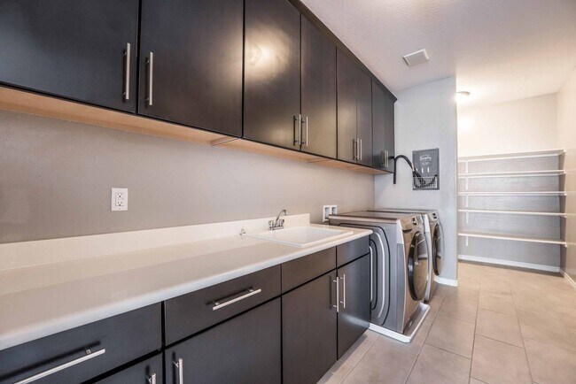 Building Photo - A stunning 4 Bedroom home nestled in the prestigious community in Henderson!