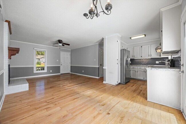 Building Photo - Updated and well maintained 3 bedroom, 2 b...