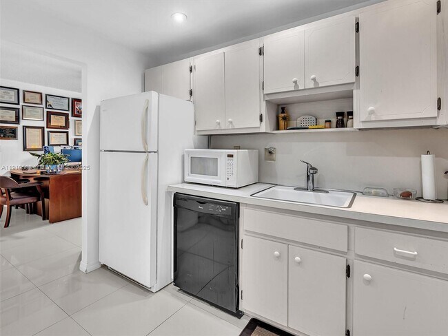 Building Photo - 300 Bayview Dr