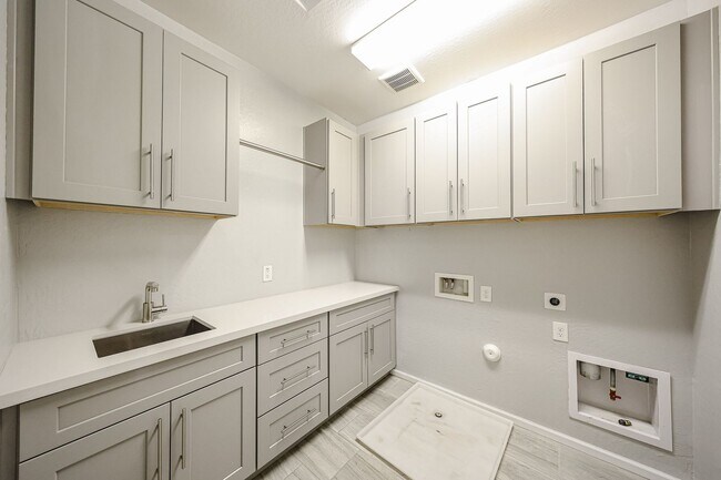 Building Photo - Beautiful 5bedrooms-2Baths Modern Style Home!