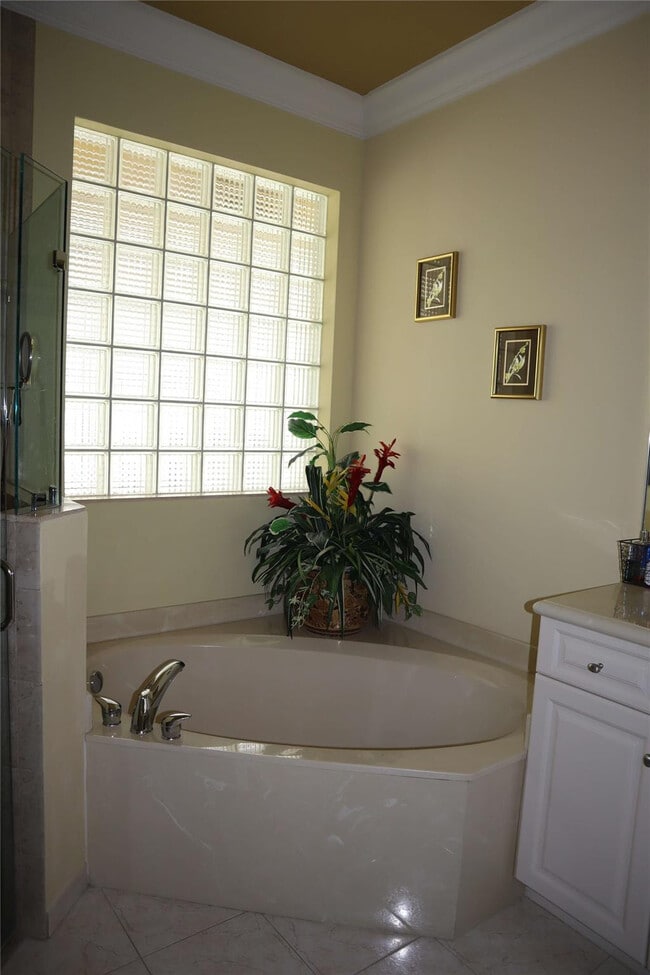 Building Photo - 6810 Fabiano Cir