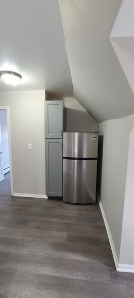 Building Photo - 304 Hankes Ave