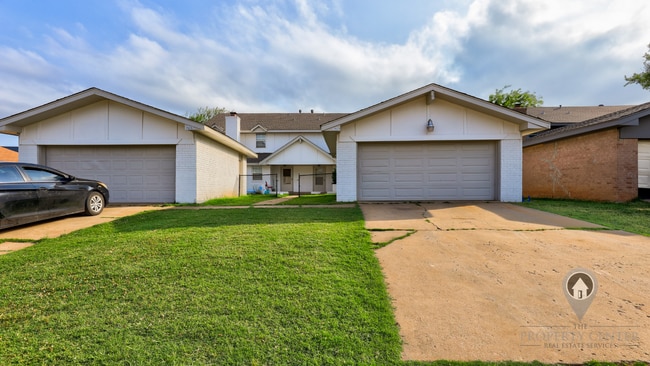 Building Photo - 4 Bedroom,2.5 Bath and 2 Car Garage Duplex with Fireplace and Prime Location Near Lake Hefner