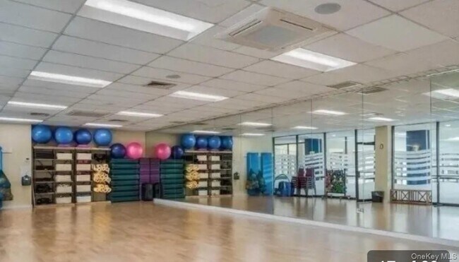 Building Photo - One Bay Club Dr