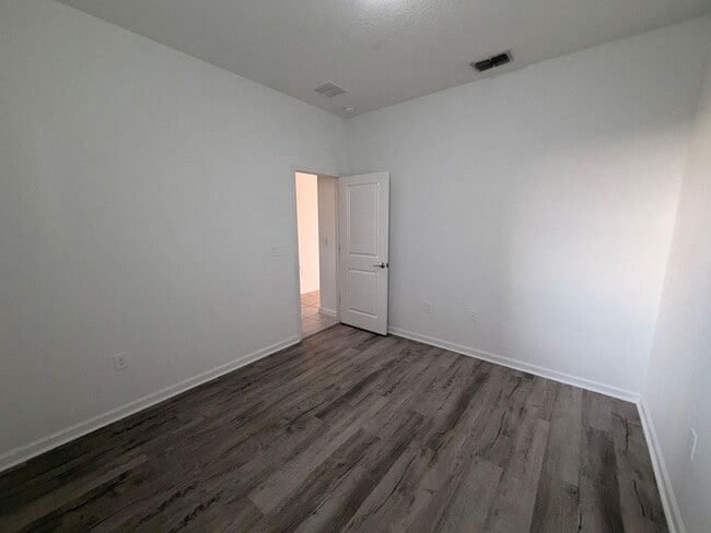 Building Photo - Rare find In-Law suite Home! Single family house with Separate entry and kitchen, laundry set!