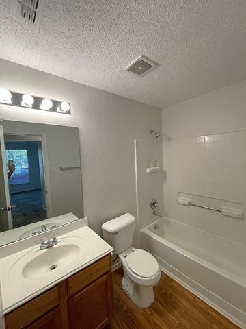 Building Photo - 1616 Logan Dr