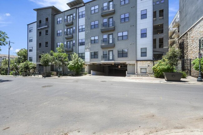 Building Photo - 2502 Leon St