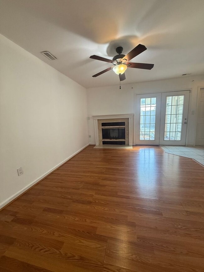 Building Photo - Beautiful 3-Bedroom, 2.5-Bathroom Townhous...