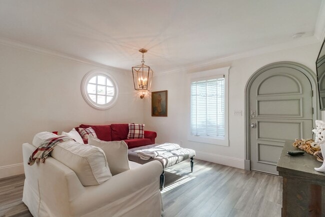 Building Photo - Furnished 2 Bedroom, 1 Bath