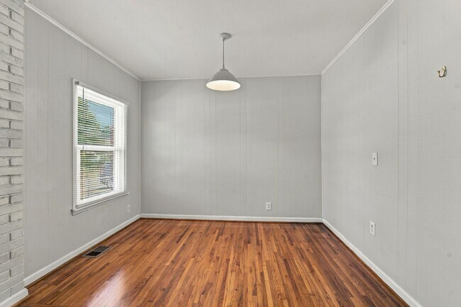 Building Photo - 634 James Ave