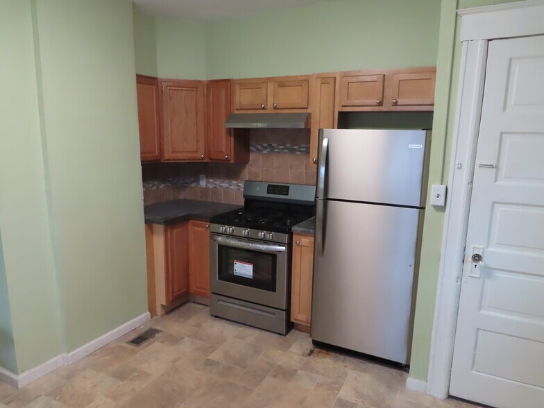 Kitchen/SS stove, fridge & ext. vent - 947 Westcott St