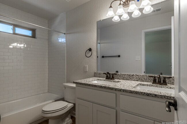 Building Photo - 10351 Lynwood Crk