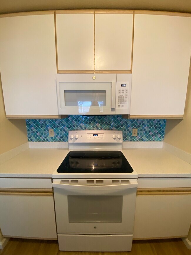 Kitchen oven, cooktop and microwave - 445 Willow Ave
