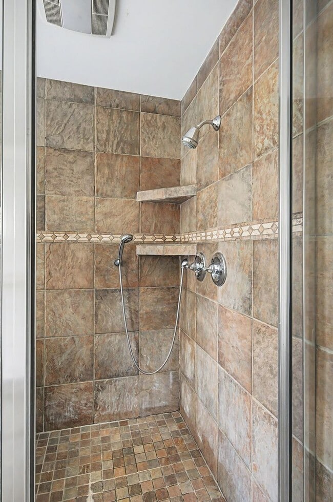 Building Photo - Beautiful 4BD/3.5BA home in the heart of Green Hills.