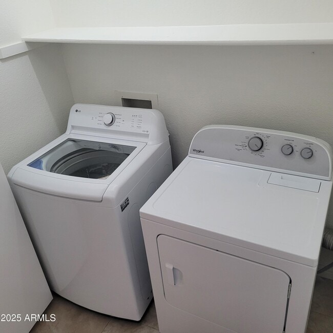 Building Photo - 1622 N Comanche Dr