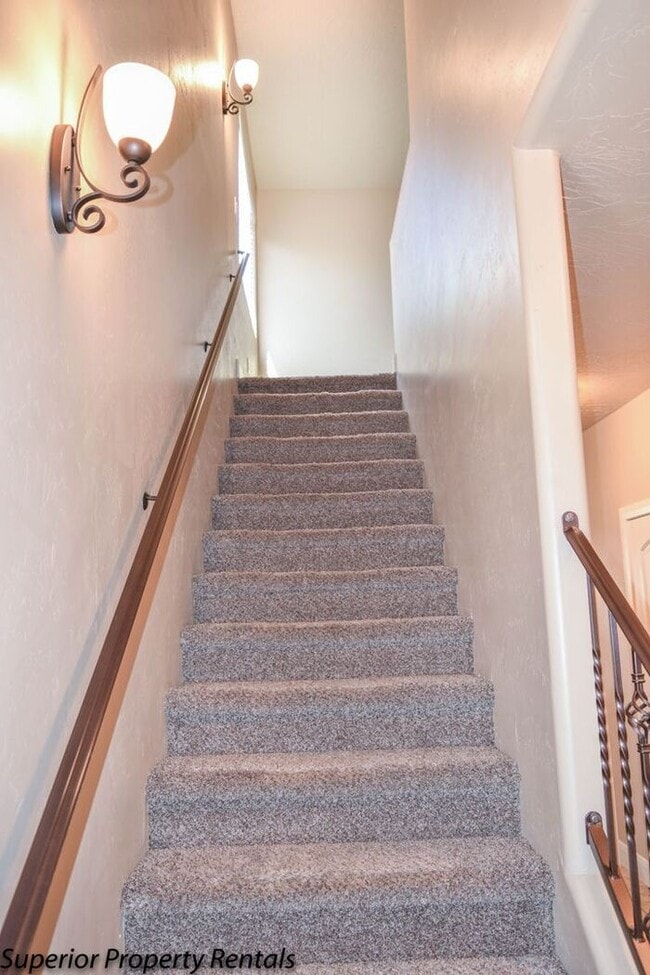 Building Photo - 4 bed, 2.5 bath duple unit w/2 car garage