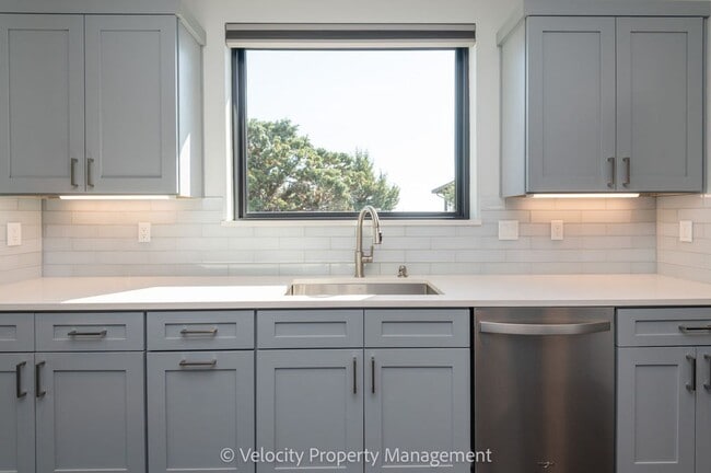 Building Photo - Stunning Home in Eagle Crest Resort Commun...