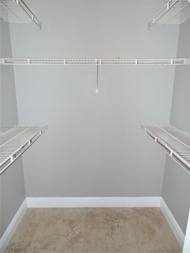 Building Photo - 2820 N Oakland Forest Dr