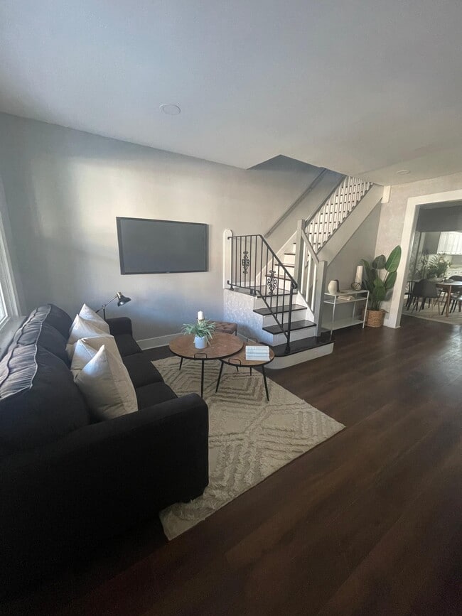 Building Photo - 645 Dumbarton Ave