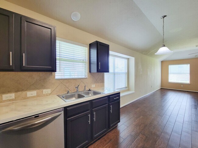 Building Photo - BEAUTIFUL 3 BEDROOM 2 BATH WITH WOOD TILE THROUGHOUT THE HOUSE!