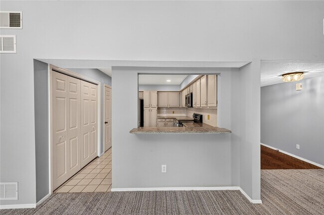 Building Photo - 1010 Thoreau Ct