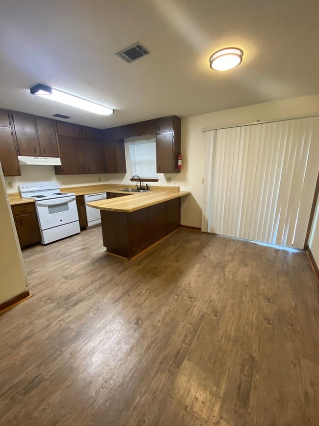 Building Photo - Duplex In Lake Jackson