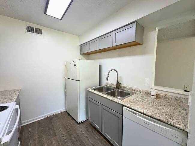 Building Photo - 2613 Amherst Ct