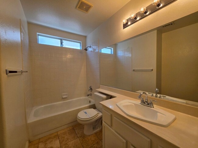 Building Photo - Beautiful Single Story Home