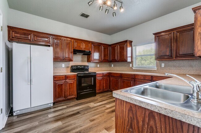 Building Photo - Welcome home to this spacious 4-bedroom, 2...