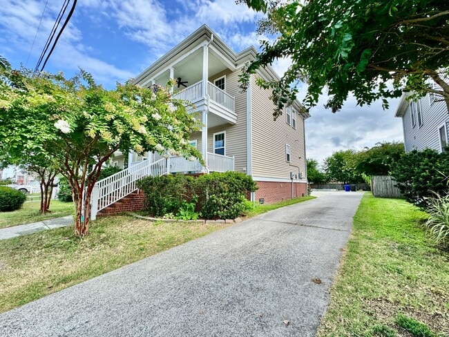 Building Photo - A Block From The Beaches! Ready 09-21-26! Oversized Parking Pad, Pet Friendly!