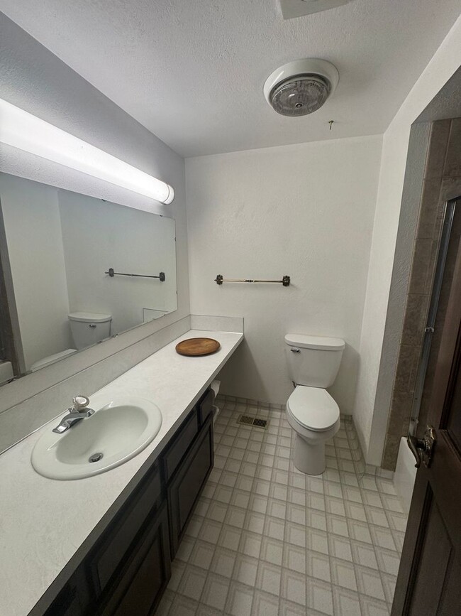 Building Photo - 3 bed 2 bath house with attached garage an...