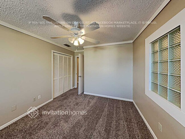 Building Photo - 16601 Vallely Dr