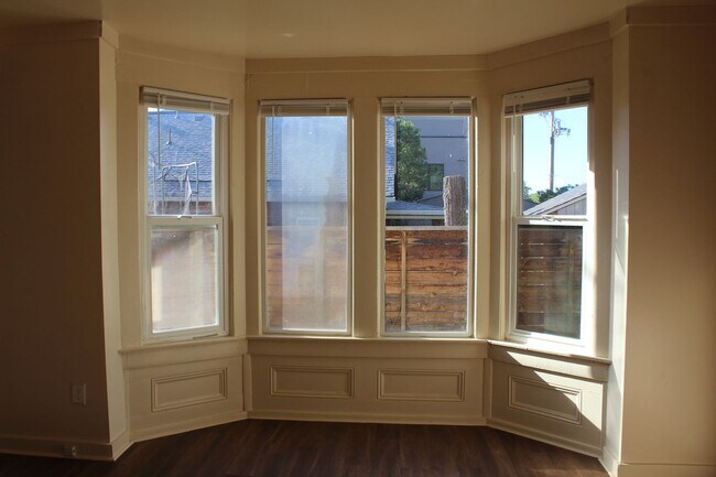 Building Photo - FREE PETS & LAUNDRY INCLUDED! Newly Renovated 3BR Downtown Golden Apt on Quiet Dead-End Street