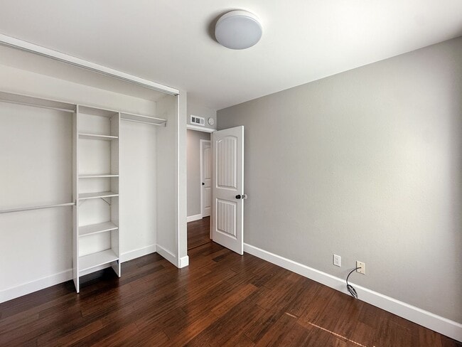 Building Photo - Newly Remodeled 3B 2BA Home w/ Putting Gre...