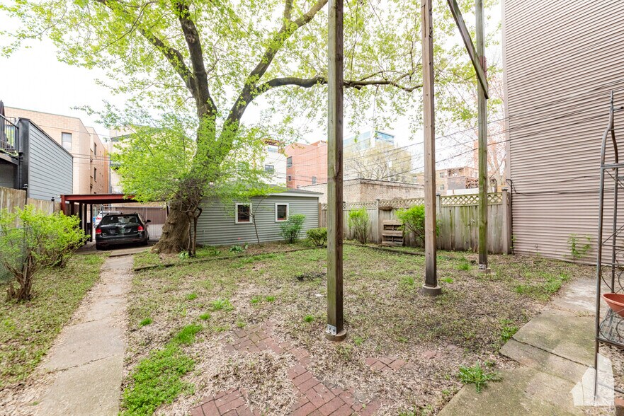 Building Photo - 842 W Waveland Ave