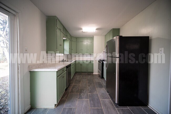 Building Photo - Centrally Located Home!