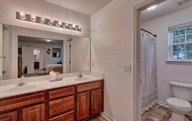 Building Photo - 189 Hester Woods Dr