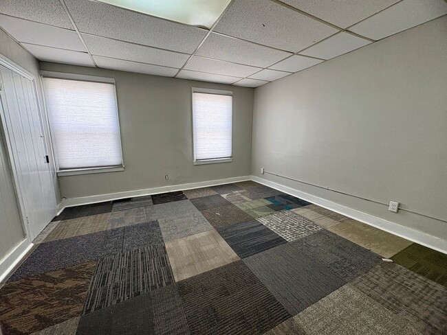 Building Photo - 2 Bedroom 1.5 Bathroom w/Bonus Room in York!