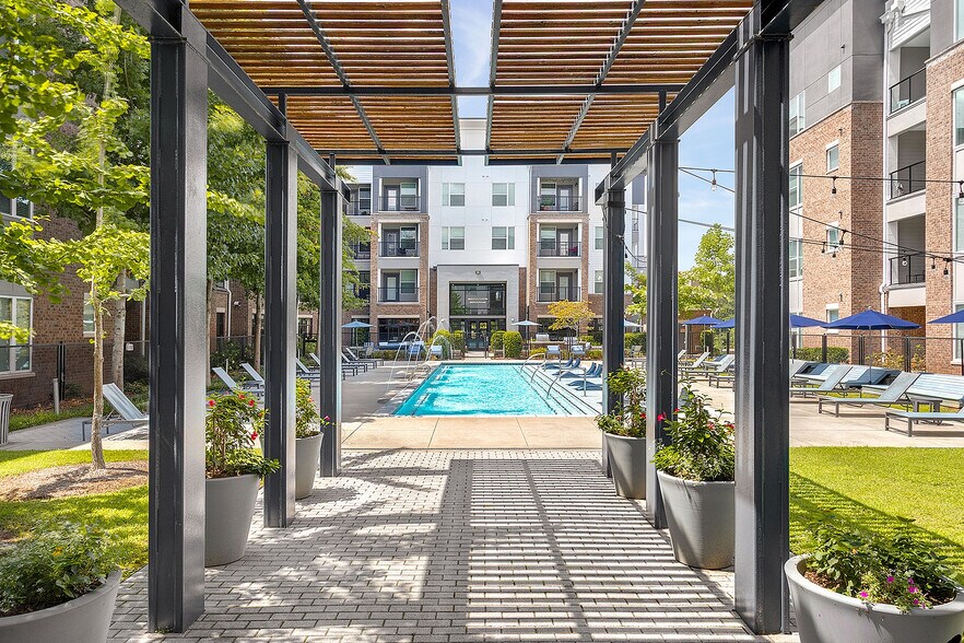 C300810_1760Apartments_Pool_1 - 1760 Apartments