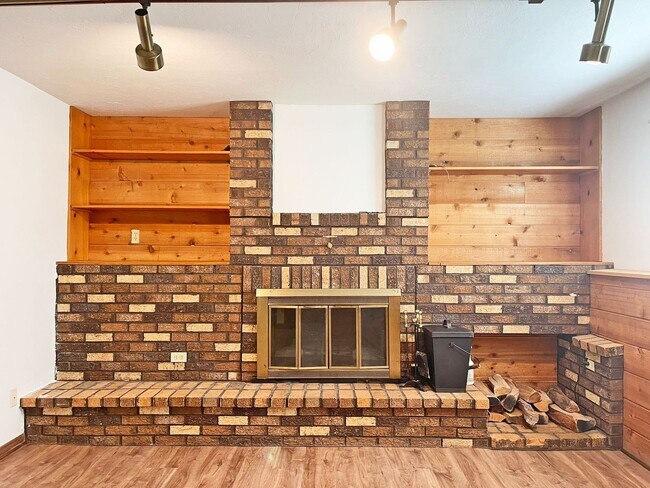 Building Photo - 4-Level Home with Fireplace & Big Yard is ...