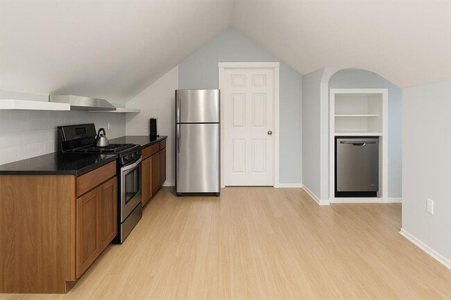 Building Photo - Charming Studio Apartment in Triplex Near UT