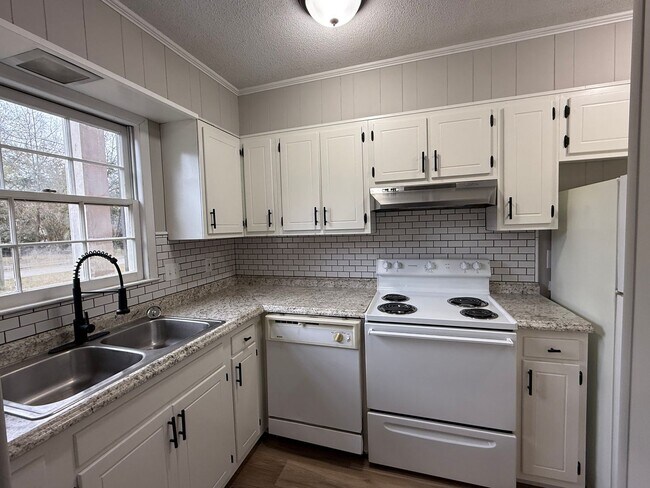 Building Photo - Beautiful 2 Bedroom 1.5 Bath Apartment Nea...