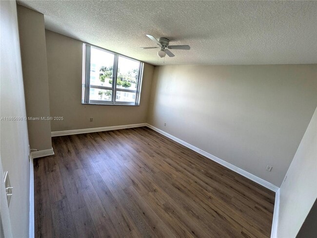 Building Photo - 2000 N Bayshore Dr