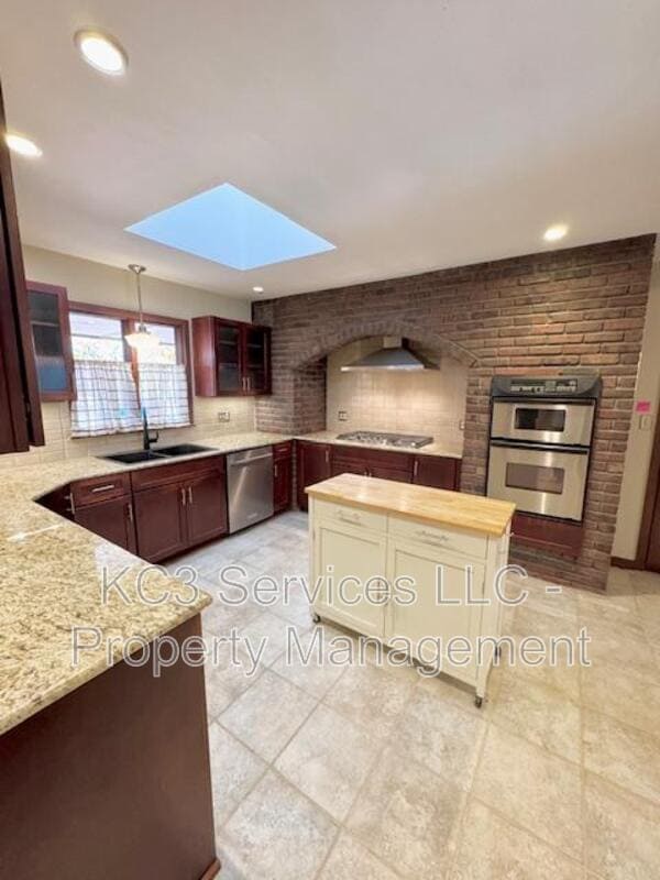 Building Photo - 615 E 101st Ter